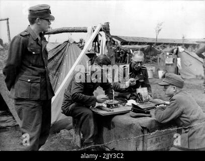 Dîner au camp. Les "Dutch" qui terrorisaient et assassinaient leur propre peuple pendant tant d'années au service de l'ennemi, sont maintenant mis en sécurité. Un camp spécial a été érigé, où ca. 4000 prisonniers SS néerlandais (gardes terrestres, esturn, Viking, Germania, police verte néerlandaise, etc) attendre leur jugement. 01 juin 1945. (Photo de Willem Van de Poll, Anefo). Banque D'Images