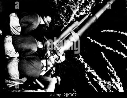 Honolulu Defenders -- batterie d'avion anti Hawaii de l'artillerie côtière américaine de 64th, va en action contre la zone d'avions 'attaquant' ici. Aujourd'hui, ils voyaient probablement de l'action réelle alors qu'une cinquantaine d'avions japonais attaquaient Pearl Harbor à proximité. 12 juillet 1941. (Photo d'ACME). Banque D'Images