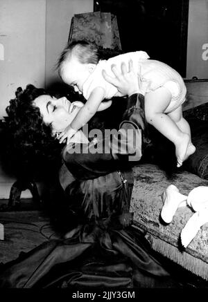 o vous vous attendez à ce qu'il soit un homme de ville bien habillé comme son célèbre père? La star de cinéma Elizabeth Taylor et Wilding Junior ont une petite poule dans leur maison de Londres à Grosvenor Square avant de partir voir le grand du jeune Michael - parents, la famille sauvage est en Grande-Bretagne surtout pour montrer leur fils aux parents de Wilding. Vol: La star de cinéma Elizabeth Taylor et son jeune fils Michael Wilding qui sont en Angleterre avant de rendre visite aux grands-parents du bébé à Copenhague. L'infirmière australienne Yvonne Lang était en charge du bébé pendant le voyage en avion hier. 19 septembre 1953. (Photo de Paul Popper). Banque D'Images