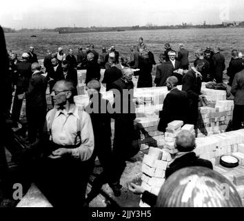 Collaborateurs et traîtres néerlandais -- les prisonniers portent des briques pour l'amélioration des cuisines, des lieux de lavage, etc. À Amsterdam, au Levantkade, où, parfois avant la guerre, les shiplosds des produits de l'Inde orientale hollandaise ont été déchargés et stockés, environ 4 000 collaborateurs, traîtres, etc sont maintenant sous sauvegarde. Ils ont été pris par la résistance souterraine hollandaise. Il y a de la place pour 30 000 personnes. Un des prisonniers si l'ancien bourgmestre d'Amsterdam Voute. 18 janvier 1950. (Photo par Pictorial Press). Banque D'Images