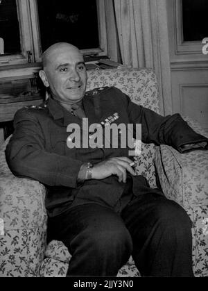 l Popski) dans son appartement de Mayfair aujourd'hui le 5th 1946 novembre. Il a perdu son bras gauche en septembre 1944 au nord de Ravenne. Le lieutenant-colonel Vladimir Peniakoff, âgé de 49 ans, est le chef d'une célèbre petite bande d'hommes, connue sous le nom d'armée privée de 'Popski', arrivé à Londres où il a décrit les aventures de l'armée britannique ajoutant de la force qui a opéré derrière les lignes ennemies en Afrique et en Italie. Le colonel est né en Belgique et est là pour être libéré de l'armée. Sa connaissance du désert et son commandement de l'arabe l'ont amené à rejoindre les forces britanniques dans le désert occidental. 5 novembre 1946. (Photo de l'Associated Press Ltd.) Banque D'Images