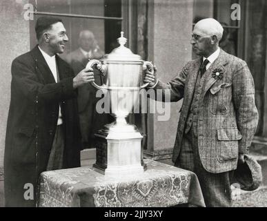 La coupe qu'ils n'ont jamais perdue - la Walker Cup, que l'américain n'a jamais perdue depuis le célèbre concours de golf a été institué en 1922, étant présentée à Francis Ouimet, le capitaine américain, par Sir Ernley Blackwell à St. Andrews. Les joueurs britanniques ont été battus en masse, par 9½ matches à 2½. 25 juin 1934. Banque D'Images