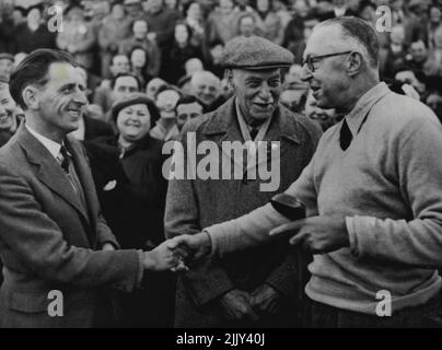 - Francis Ouimet, ancien capitaine de la coupe des marcheurs américains, de Boston, Massaghusetts, salue le chercheur de son ballon, le pilote de bus Arthur Speight, âgé de 34 ans, après qu'Ouimet s'est joué en tant que capitaine du club de golf royal et ancien à St. Andrews ce matin, 19 septembre. Au lieu de recevoir le souverain traditionnel d'or, Speight s'est vu remettre un morceau de cinq dollars d'or dans un étui en plastique. Francis Ouimet, le premier américain élu capitaine du club de golf royal et ancien, St. Andrews, s'y est joué ce matin, 19 septembre. 09 octobre 1951. (Photo par photo de presse associée). Banque D'Images