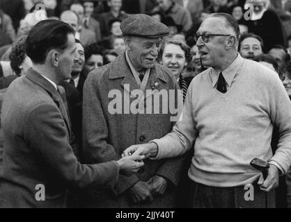 Ouimet se joue en tant que capitaine de golf R. and A. - Francis Ouimet, ancien champion de golf américain ouvert et amateur (à droite), présente une pièce d'or de cinq dollars à Arthur Speight, 34 ans, un chauffeur de bus local, Qui a récupéré le ballon frappé par Ouimet, jouant lui-même au pouvoir en tant que capitaine du Royal and Ancient Golf Club ici. Ouimet, de naissance, est le premier golfeur d'outre-mer à avoir l'honneur d'assumer la capincy de la R. and A., probablement le club de golf le plus célèbre au monde. 20 septembre 1951. Banque D'Images