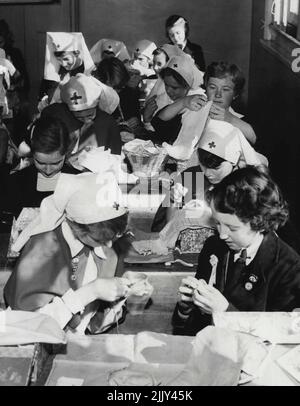 Filles de l'école primaire de North Strathfield pour filles mettant des touches finales aux expositions. 24 juillet 1952. Banque D'Images