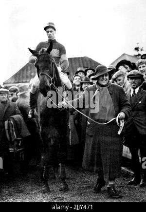 Course à Cheltenham. Gold Cup Day - la Cheltenham Gold Cup. Mlle D. Paget mène dans son gagnant 'Roman Hackle' (E. Williams). 20 mars 1940. (Photo de Sport & General Press Agency Limited). Banque D'Images