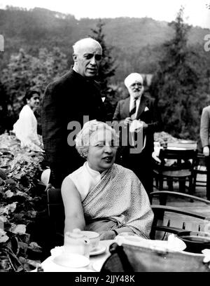 Jawarlal Nehru et sa sœur, Mme R.S. Pandit. Le premier ministre indien est vu avec sa sœur, qui est le haut-commissaire indien à Londres. La photographie a été prise en Autriche où M. Nehru a tenu une conférence sur la politique étrangère de l'Inde à laquelle a assisté son ambassadeur en Europe. 27 juillet 1955. (Photo par Camera Press). Banque D'Images