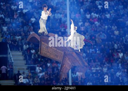 Les interprètes du segment Raging Bull apparaissent sur des fils au-dessus de la scène lors de la cérémonie d'ouverture des Jeux du Commonwealth de Birmingham 2022 au stade Alexander, à Birmingham. Date de la photo: Jeudi 28 juillet 2022. Banque D'Images