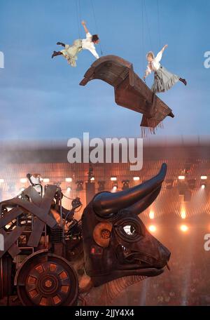 Les interprètes du segment Raging Bull apparaissent sur des fils au-dessus de la scène lors de la cérémonie d'ouverture des Jeux du Commonwealth de Birmingham 2022 au stade Alexander, à Birmingham. Date de la photo: Jeudi 28 juillet 2022. Banque D'Images