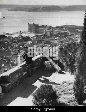 Nsive Tage River depuis le sommet de l'ancienne forteresse de Saint-Georges, avec ses canons en cuivre datant du 15th siècle. Face à la rivière (à gauche) se trouve la place Praza de Commerzio (place commerciale) de Lisbonne. La capitale portugaise s'étend sur environ huit kilomètres le long du Tage, qui amène les navires de l'Atlantique (14,5 kilomètres) et fait de Lisbonne l'un des ports les plus fréquentés du monde. Lisbonne est une ville de contrastes qui offre de larges routes, de belles places, de belles maisons aux couleurs vives, des transports modernes et d'autres équipements, ainsi qu'un excellent paysage partout. 22 avril 1955. (Photo de United Press). Banque D'Images