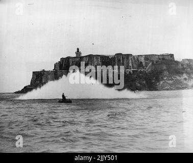 SH conquistadors qui ont suivi Columbus et Ponce de Leon à Porto Rico en 1538. L'élargissement du port historique de San Juan fait partie du plan de défense nationale visant à transformer le territoire américain de Porto Rico en un « Gibraltar ». Lorsque les travaux d'élargissement et d'approfondissement seront terminés, le port sera en mesure d'accueillir les plus grands navires de la marine et d'autres navires à flot. L'armée et la marine établissent des bases aériennes et d'autres défenses à Porto Rico, idéalement situé comme tampon pour le canal de Panama et d'autres points vitaux du côté antique. 9 novembre 1939. (Photo par Wide World photo). Banque D'Images