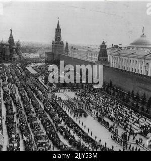 Sur la place Rouge, ils ont célébré - cette photo, selon la légende russe qui l'accompagnait, montre la place, Moscou comme les Russes célèbrent le jour de mai. Depuis la plate-forme sur le mausolée Lénine (centre), le gouvernement et les chefs militaires, dont M. Staline, ont assisté au défilé des forces armées soviétiques. À droite se trouve le Kremlin. 07 mai 1951. Banque D'Images