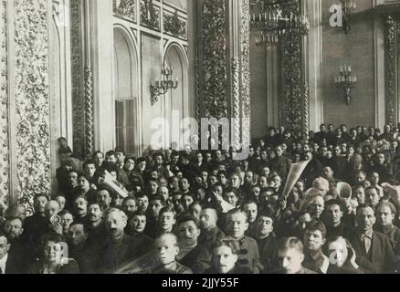 Dernières photos de la Russie soviétique - des délégués de chaque section de la Russie soviétique se sont réunis dans la salle de couronnement du palais du Kremlin, Moscou, pour élire un président de la Russie soviétique. Très peu de choses ont été à la tête d'une élection présidentielle aux États-Unis. 08 avril 1923. (Photo par International Newsreel photo). Banque D'Images