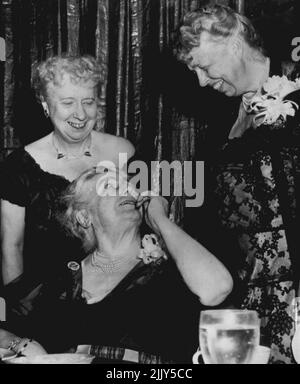 Les anciennes premières dames se réunissent - Mme Woodrow Wilson regarde comme elle l'a dit ce soir avec deux autres anciennes premières dames du pays, Mme Harry Truman, à gauche et Mme Franklin D. Roosevelt, au rassemblement des hauts Démocrates assistant au dîner témoignage du Président de la maison Sam Raybirn (D-Tex). 16 avril 1955. (Photo par AP Wirephoto). Banque D'Images