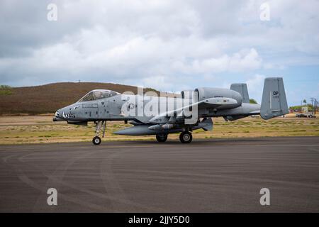 Un avion Thunderbolt II A-10 provenant du groupe de chasseurs 924th, base aérienne Davis-Monthan, Arizona taxis sur la piste en appui à RIMPAC 22, base des Marines Hawaii, le 21 juillet 2022. Vingt-six nations, 38 navires, trois sous-marins, plus de 170 avions et 25 000 membres du personnel - y compris les aviateurs du 624 RSG - participent à la #RIMPAC2022 de 29 juin au 4 août dans et autour des îles hawaïennes et de la Californie du Sud. Le plus grand exercice maritime international au monde, RIMPAC offre une occasion unique de formation tout en favorisant et en soutenant la coopération Banque D'Images