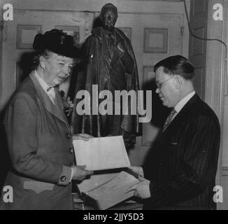 Les lettres Roosevelt deviennent la propriété publique - Mme Franklin D. Roosevelt reçoit de Wayne C. Grover, archiviste des États-Unis, la première boîte des lettres indexées du président Franklin D. Roosevelt à la Franklin D. Roosevelt Library ici aujourd'hui. Les lettres, les copies de presque toutes les lettres qu'il a écrites et presque toutes les lettres qu'il a reçues après qu'il a commencé sa carrière publique, sont devenues la propriété publique lors de la brève cérémonie à la bibliothèque. Il a fallu près de deux ans et demi pour indexer plus de cinq millions de lettres. 17 mars 1950. (Photo par AP Wirephoto). Banque D'Images