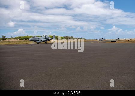 Un avion Thunderbolt II a-10 du groupe de chasseurs 924th, base aérienne de Davis-Monthan, en Arizona, en taxi sur la piste d'appui de RIMPAC 22. Base des corps marins Hawaii, 21 juillet 2022. Vingt-six nations, 38 navires, trois sous-marins, plus de 170 avions et 25 000 membres du personnel - y compris les aviateurs du 624 RSG - participent à la #RIMPAC2022 de 29 juin au 4 août dans et autour des îles hawaïennes et de la Californie du Sud. Le plus grand exercice maritime international au monde, RIMPAC offre une occasion de formation unique tout en favorisant et en soutenant des relations de coopération Banque D'Images