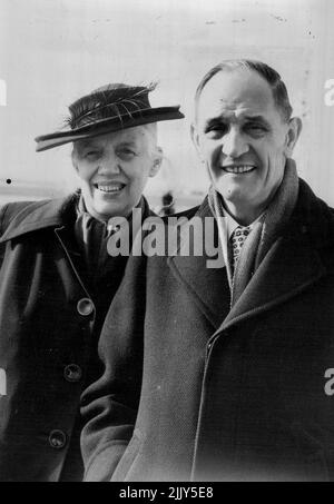 Niemoller ici pour parler contre le réarmement allemand -- Dr. Niemoller avec sa femme à leur arrivée à l'aéroport de Londres à jour. L'arrivée à Londres était au jour le docteur Martin Niemoller, l'as de U-boat du WAS 1914-18 et le chef de l'église allemande. Ici, à la demande de l'Union de contrôle démocratique, il s'exprimera contre le réarmement allemand à Kingsway Hall, Kingsway (Londres), de nuit (vendredi). 23 février 1951. Banque D'Images