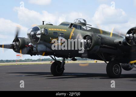 Les membres d'équipage de la Force aérienne commémorative préparent une forteresse de vol B-17 au départ de Sioux City, à l'aéroport de l'Iowa, sur 25 juillet 2022. L'avion est l'un des 5 derniers avions de la Forteresse volante actifs restants. U.S. Air National Guard photo Sgt. Vincent de Groot Banque D'Images