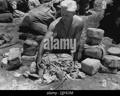 Ramu Valley - Pte. J.D. Waterworth de N.S.W. montre comment les colis pour les troupes arrivent s'ils ne sont pas correctement emballés. 26 octobre 1945. Banque D'Images