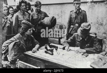 Les prisonnières soviétiques sont remises en question par les capteurs nazis -- les prisonnières soviétiques sont vues ici remises en question par les soldats nazis après avoir été capturées lors des récents combats sur le front russe. 29 janvier 1943. (Photo de l'Associated Press de Grande-Bretagne). Banque D'Images