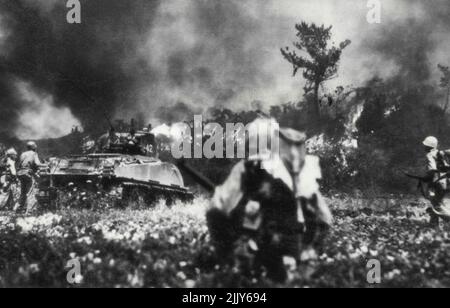 Marines Advance sur Okinawa : soutenu par un char à flammes, les Marines américains avancent sur des positions japonaises sur Okinawa. Le photographe de combat marin a été blessé immédiatement après avoir pris cette photo d'action, selon la légende du corps marin. 25 mai 1945. (Photo par AP Wirephoto). Banque D'Images