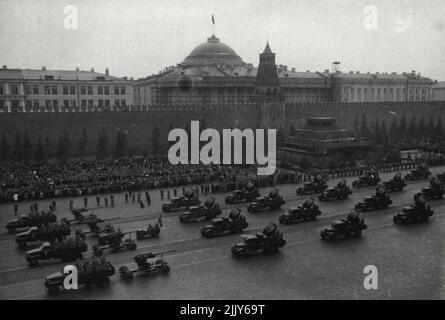 Défilé sur la place Rouge à Moscou, le 7 novembre 1945 -- artillerie soviétique et unités de projecteurs sur la place Rouge. 20 octobre 1950. (Photo de V. Musinov, Pictorial Press). Banque D'Images