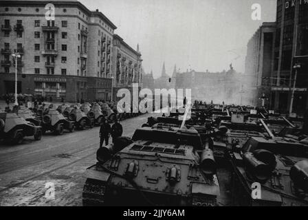 Défilé sur les places rouges à Moscou, le 7 novembre 1945 -- colonnes de canons soviétiques automoteurs et automobiles blindées sur le chemin de la place Rouge. 20 octobre 1950. (Photo de M. Trakhman, Pictorial Press). Banque D'Images