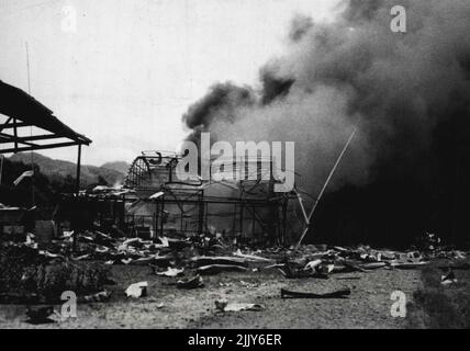 Lignes de bloc: Le hangar de Guinea Airways a ablaqué à Salaumau après avoir été bombardé par les JAP. 27 février 1942. Banque D'Images