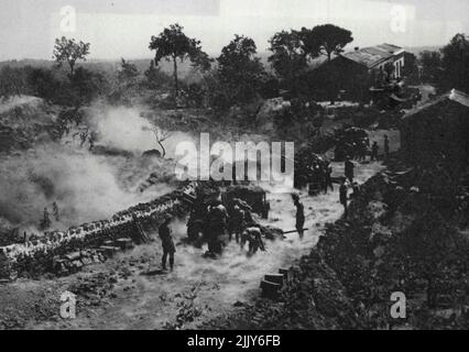 8th l'Armée de terre en direction de Messine et de la victoire -- 25 canons pdr en action contre l'ennemi près de Zafferana, le quartier rocheux autour de Mt. Etna avec ses murs dans les routes, n'a laissé aucune position alternative mais une voie étroite pour cette batterie de canons. Dernières étapes dans les combats de Sicile qui a abouti à la grande victoire alliée No:2: Hommes de l'armée de 8th en route pour l'axe du port d'évasion de Messine. 27 août 1943. (Photo par British Official Photograph). Banque D'Images