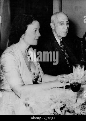 Le Premier ministre iranien Dines avec Mme Harriman -- le Dr Mohammed Mossadeq, Premier ministre de l'Iran, s'entretient avec Mme Averell W. Harriman, épouse du représentant spécial du président truman chez lui à Téhéran, au 24 juillet. On se souviendra que M. Harriman, a informé Sir Francis Shepherd, l'ambassadeur britannique, des suggestions du gouvernement perse concernant une base sur laquelle les négociations pour le règlement du pétrole. Le litige pourrait reprendre. 24 juillet. 27 juillet 1951. (Photo par photo de presse associée). Banque D'Images