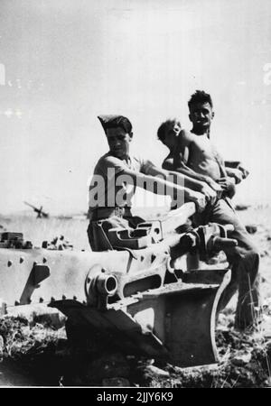 Maintenir la pression sur Catane -- dépouillés à la taille, les Britanniques tissent leur arme en position sur le front de Catane. Au moment où cette photo a été prise, la Sicile connaissait une vague de chaleur estivale. Catania front,. Foyer de combat en Sicile. Le 8th. L'armée élargit sa tête de pont en dépit de toute opposition ennemie, et des pressions croissantes sont appliquées le long de l'ensemble des 8th. L'armée et le front américain. 04 août 1943. (Photo par British Official Photograph) Banque D'Images