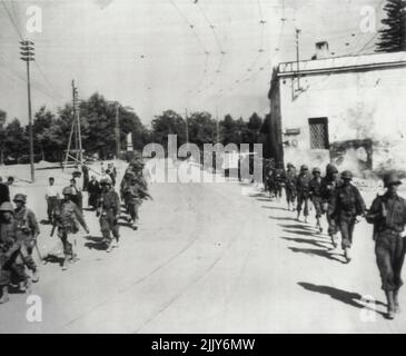 Les troupes entrent à Palerme déchu -- les troupes des États-Unis entrent à Palerme peu après que le général de division Geoffrey Keyes, commandant adjoint du général George S. Patton, Jr., a accepté la reddition de la ville du général Molinari. 30 juillet 1943. (Photo par AP Wirephoto). Banque D'Images