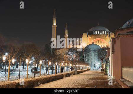 Mosquée Ayasofya ou Sainte-Sophie en hiver la nuit. Voyage à Istanbul photo de fond. Istanbul Turquie - 1.23.2022 Banque D'Images