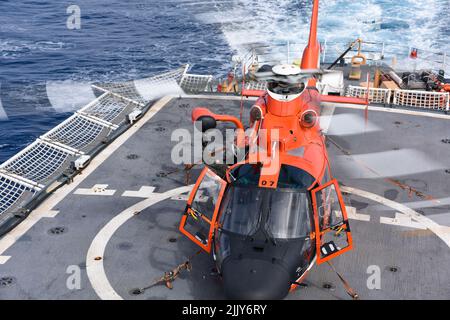 L'officier de la garde côtière américaine Petty Officer 1st classe Josh Trommer, technicien d'entretien de l'aviation affecté à la station aérienne de la Garde côtière Houston, effectue des vérifications avant le vol à bord du célèbre couteau d'endurance moyenne USCGC Mohawk (WMEC 913) alors qu'il est en cours dans l'océan Atlantique, au 15 juillet 2022. USCGC Mohawk est en déploiement prévu dans la zone des opérations de la Marine américaine en Afrique, employée par la Sixième flotte américaine pour défendre les intérêts américains, alliés et partenaires. (É.-U. Photo de la Garde côtière par Petty Officer 3rd classe Jessica Fontenette) Banque D'Images