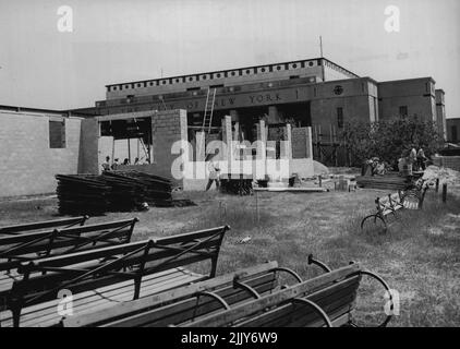 ancy. - Le travail de brique pour une cafétéria s'élève à côté de l'immeuble de la ville de New York, sur le site de l'ancien parc d'expositions du monde, Flushing Meadow Park, New York, 11 juin, Les travaux de transformation du bâtiment et des lieux d'occupation par l'Assemblée générale des Nations Unies sont poussés vers l'avant. Le bâtiment de la cafétéria sera relié au bâtiment de la ville (arrière-plan). La ville de New York dépense $2 200 000 000 pour des changements structurels dans le bâtiment et sur le terrain autour de lui. L'Assemblée générale dépensera $370 000 pour des meubles et autres équipements mobiles. 11 juin 1946. (Photo par photo de presse associée). Banque D'Images