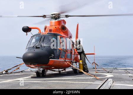 Garde côtière américaine Petty Officer 1st classe Josh Trommer, technicien d'entretien de l'aviation affecté à la station aérienne de la Garde côtière Houston, effectue un rinçage de moteur après l'atterrissage à bord du célèbre couteau d'endurance moyenne USCGC Mohawk (WMEC 913) dans l'océan Atlantique, au 15 juillet 2022. USCGC Mohawk est en déploiement prévu dans la zone des opérations de la Marine américaine en Afrique, employée par la Sixième flotte américaine pour défendre les intérêts américains, alliés et partenaires. (É.-U. Photo de la Garde côtière par Petty Officer 3rd classe Jessica Fontenette) Banque D'Images