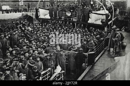 il hie le premier lot de soldats pour l'arriver. L'Angleterre de l'Australie pour le service de l'armée de Kitchener. Aucun détail du contingent n'a été donné dans la presse australienne au moment du départ; ***** Comme il n'y a plus aucune occasion de garder le secret en l'espèce, on peut maintenant dire qu'environ 1000 réservistes impériaux, provenant de toutes les parties de l'Australie, ont navigué dans les Miltiades, sous la responsabilité du major G.T. Griffiths, de la Nouvelle-Galles du Sud, et débarqua à Plymouth samedi, 19 décembre. Sur l'image, nous voyons la scène sur le pont lorsque le défroisseur est arrivé le long de la paire. 1 mai 1933. Banque D'Images