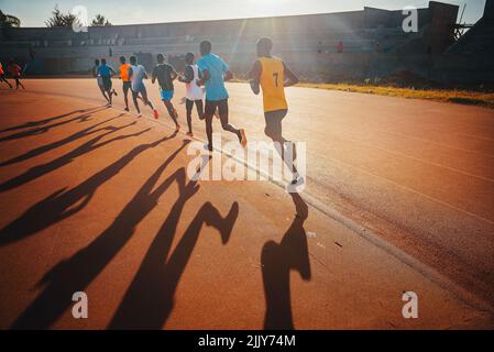 Les coureurs kenyans s'entraînent sur le circuit d'athlétisme de la ville d'Eldoret près d'Iten, le centre de la course d'endurance mondiale. Préparation au Kenya pour Banque D'Images