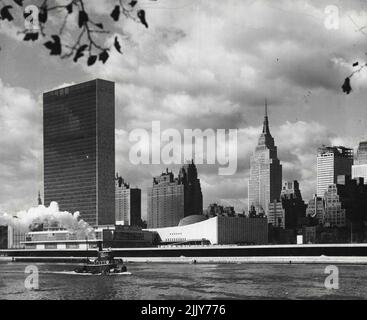 Le siège des Nations Unies et la ligne d'horizon du centre de Manhattan de New York, vu de la pointe sud de ***** Île au milieu de la rivière East. Le gratte-ciel abrite les bureaux du Secrétariat; les chambres du conseil et les salles de conférence sont situées dans le bâtiment inférieur, au bord de la rivière, et l'Assemblée générale, dans le bâtiment du dôme, à droite. 24 octobre 1955. (Photo des Nations Unies). Banque D'Images