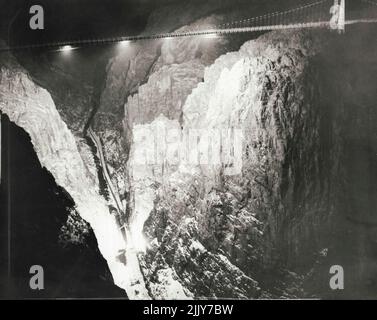 La gorge royale la nuit -- la gorge royale, dans le Colorado, la nuit, le célèbre pont suspendu au-dessus des voies ferrées et de la rivière Arkansas, qui coupe son chemin tortueux à travers la Geanite pays de Galles. Le pont a récemment été illuminé pour des travaux scientifiques. C'est 1 053 pieds le fond du canyon, et ses propriétaires affirment que seul l'Empire State Building à New York est plus élevé. 1 février 1938. (Photo par photo de presse associée). Banque D'Images