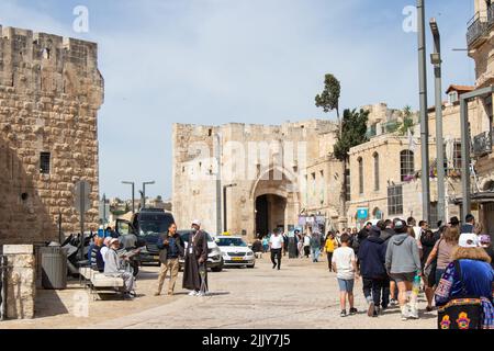 Jérusalem, Israël - 22 avril 2022 : vieille ville de Jérusalem, près de la porte de Jaffa, avec les habitants et les visiteurs. La vieille ville de Jérusalem, Israël Banque D'Images