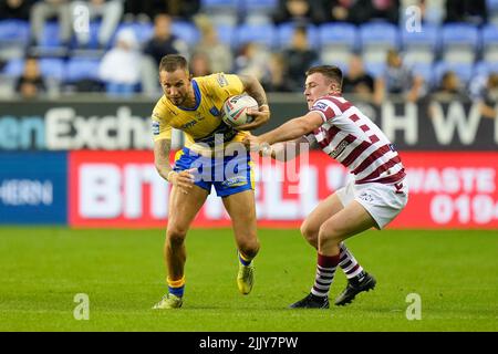 Wigan, Royaume-Uni. 28th juillet 2022. Ben Crooks #2 de Hull KR est détenu par Harry Smith #16 de Wigan Warriors à Wigan, Royaume-Uni le 7/28/2022. (Photo de Steve Flynn/News Images/Sipa USA) crédit: SIPA USA/Alay Live News Banque D'Images