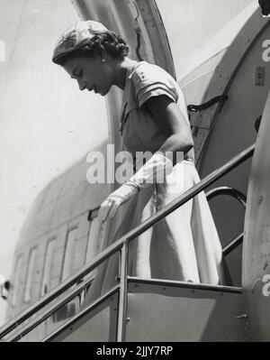 Un profil frappant de la Reine comme elle s'allume de son avion à Mascot aujourd'hui. La photographe a attrapé la Reine pendant qu'elle regarde son pas sur le gangway. 18 février 1954. Banque D'Images