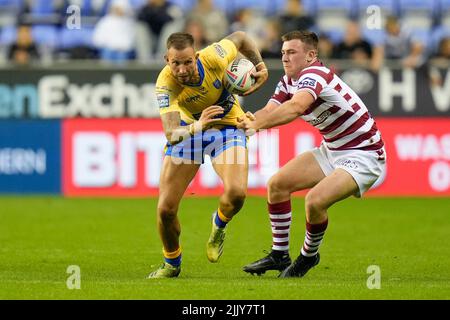 Wigan, Royaume-Uni. 28th juillet 2022. Ben Crooks #2 de Hull KR est détenu par Harry Smith #16 de Wigan Warriors à Wigan, Royaume-Uni le 7/28/2022. (Photo de Steve Flynn/News Images/Sipa USA) crédit: SIPA USA/Alay Live News Banque D'Images