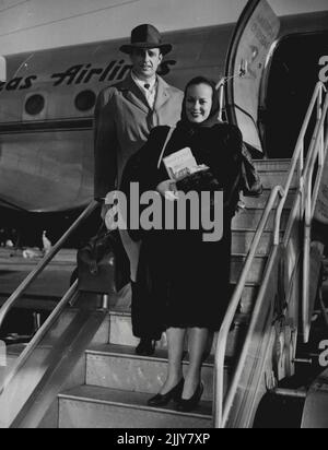 Elliott Roosevelt et son épouse, l'ancienne Faye Emerson, arrivent au champ de LaGuardia, New York, le 25 décembre à bord d'un avion d'American Overseas Airlines au départ de Londres, effectuant un aller-retour en Russie et en Pologne, qu'ils ont commencé le 2 novembre à New York. Les Spotelts ont visité le généralissime Staline à l'occasion de l'anniversaire de l'officiel soviétique, le 21 décembre, de retour à Moscou après un court voyage en Pologne. Le fils de feu président recuelait des articles de magazine en Union soviétique. 24 mars 1947. Banque D'Images