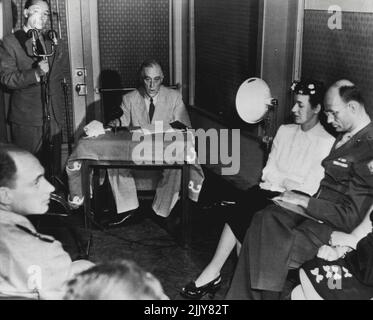 Roosevelt accepte la nomination - parlant par radio d'une voiture de chemin de fer dans une station navale de la côte pacifique, le président Roosevelt accepte la nomination démocrate pour un quatrième mandat à la Maison Blanche. Son fils et sa belle-fille, le colonel et Mme James Roosevelt, sont assis à droite. 20 juillet 1944. (Photo par AP Wirephoto). Banque D'Images