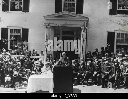 Le président Roosevelt dédie le lieu de naissance de Woodrow Wilson. Le président des États-Unis Roosevelt fait le discours de dédicace au lieu de naissance de Woodrow Wilson, le président des États-Unis pendant la dernière guerre mondiale, à Staunton, dans l'État de Virginie du sud, sur 4 mai 1941. Au début de sa carrière politique, le Président Roosevelt a participé à la campagne de M. Wilson pour la présidence en 1912, lorsque M. Wilson a été élu, il a fait de M. Roosevelt Secrétaire adjoint de la Marine, où il a servi avec distinction de 1913 à 1920. 14 avril 1945. (Photo de l'officier américain de l'information de guerre photo). Banque D'Images