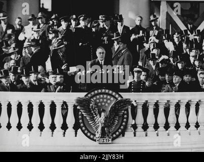 Le président américain Roosevelt commence son troisième mandat. D. Roosevelt a été inauguré sur 20 janvier 1941, en tant que premier président des États-Unis à servir trois mandats. Il a maintenant été nommé pour la quatrième fois par le Parti démocrate, s'opposant à lui aux élections nationales sur 7 novembre 1944., est le candidat du Parti républicain, le gouverneur Thomas E. Dewey de l'État de l'est de New York. 14 avril 1945. (Photo de l'officier américain de l'information de guerre photo). Banque D'Images