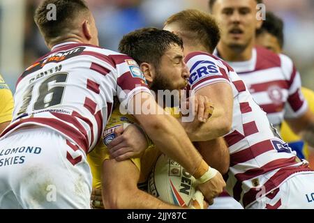 Wigan, Royaume-Uni. 28th juillet 2022. Sam Royle #36 de Hull KR est attaqué par Harry Smith #16 de Wigan Warriors à Wigan, Royaume-Uni le 7/28/2022. (Photo de Steve Flynn/News Images/Sipa USA) crédit: SIPA USA/Alay Live News Banque D'Images